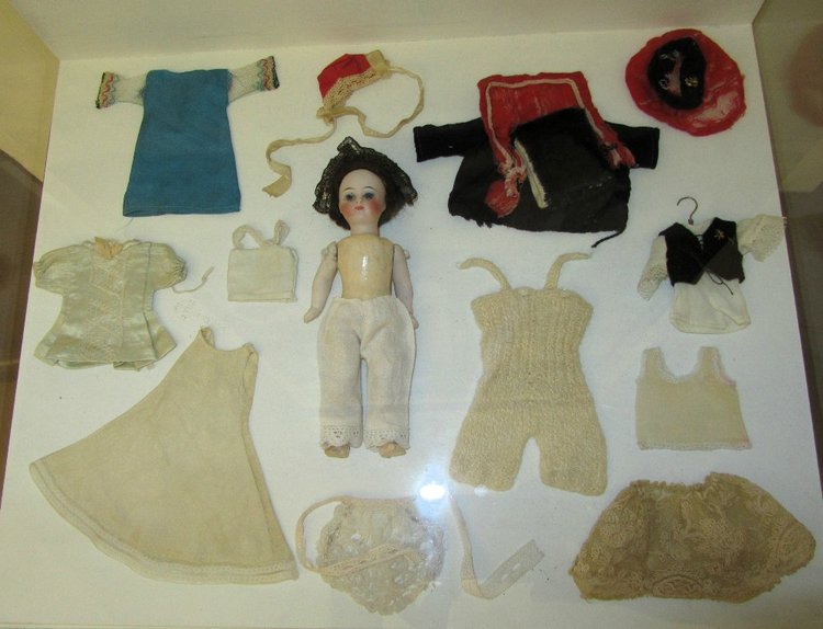 «Мода по-взрослому. Истории из кукольного гардероба» - выставка в Музее-заповеднике «Царицыно» - продолжение - детали. Часть