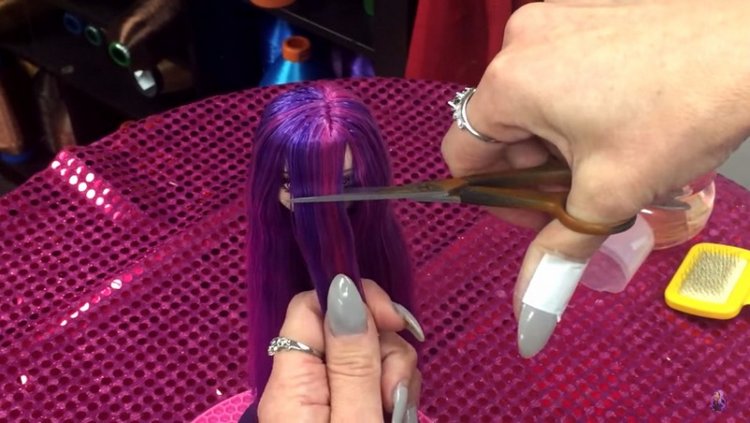 Выстригаем красиво чёлочку кукле (фото 8)