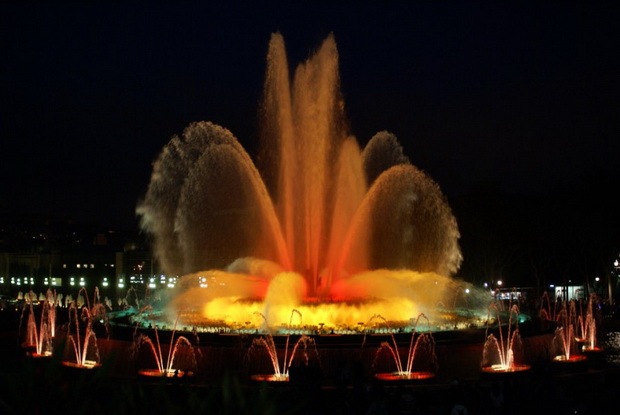 Шоу поющих фонтанов в Барселоне - окунемся с головой