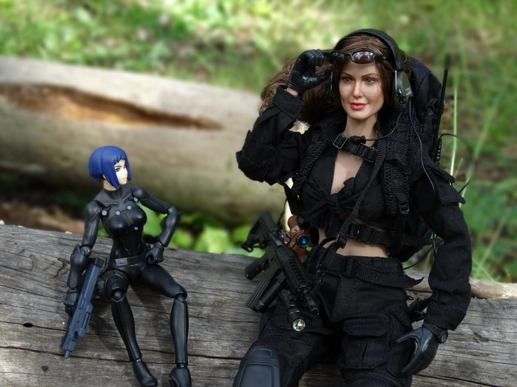 Вот какие бывают у девочек игры! Девушка-стрелок от VERYCOOL и шарнирная фигурка от figma