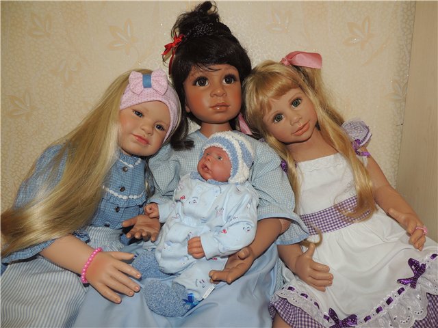 Две сестрички от Памелы Эрфф и их подружки