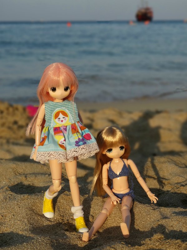 Девочки мамачап на Средиземном море