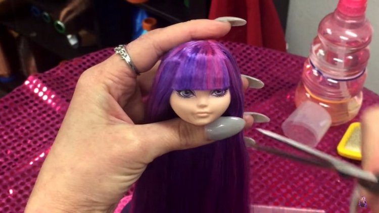 Выстригаем красиво чёлочку кукле