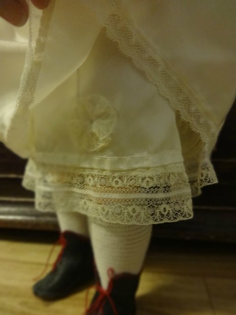 Задумчивая, скромная, тихая и строгая. Armand Marseille