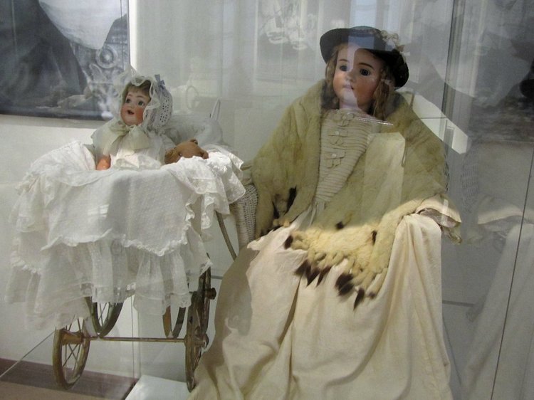 «Мода по-взрослому. Истории из кукольного гардероба» - выставка в Музее-заповеднике «Царицыно» - продолжение - 4-ый зал.