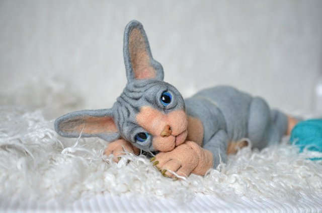 Сфинксенок. Игрушка валянием из шерсти своими руками