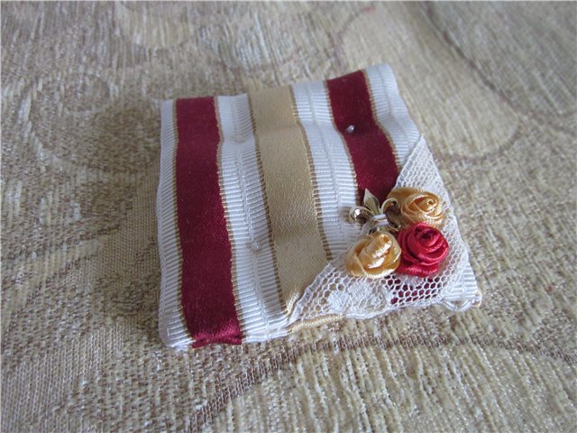 Комплект интерьерных подушек 1:6 и декорирование кукольного кресла (фото 6)