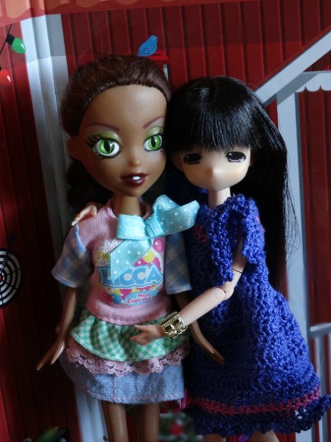 Хорошо, когда у мамы столько кукол и домик для них