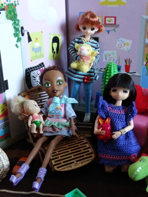 Хорошо, когда у мамы столько кукол и домик для них