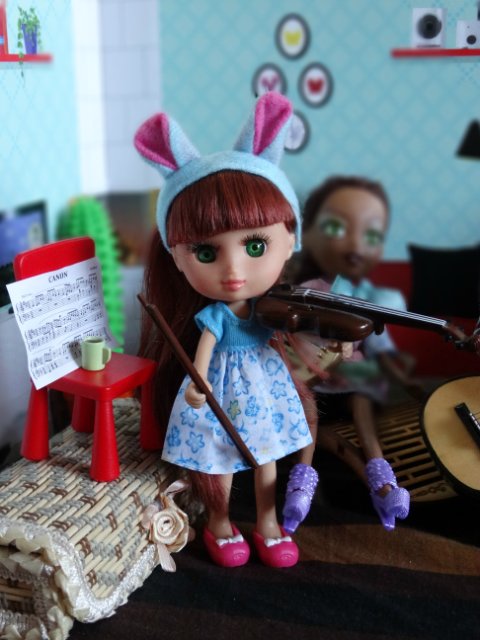 Хорошо, когда у мамы столько кукол и домик для них