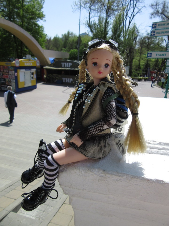 Первое мая. Сложно быть бунтарем, когда ты - милая девочка