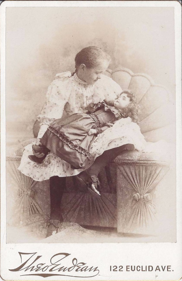 Cтаринные фотографии девочек с куклами