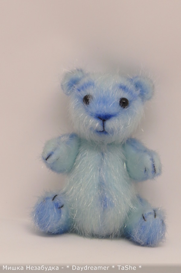 Мишка Незабудка цвета неба в солнечный день