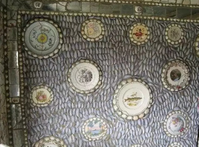 Шедевральный французский домик и двор из кусочков разбитого фарфора (фото 10)