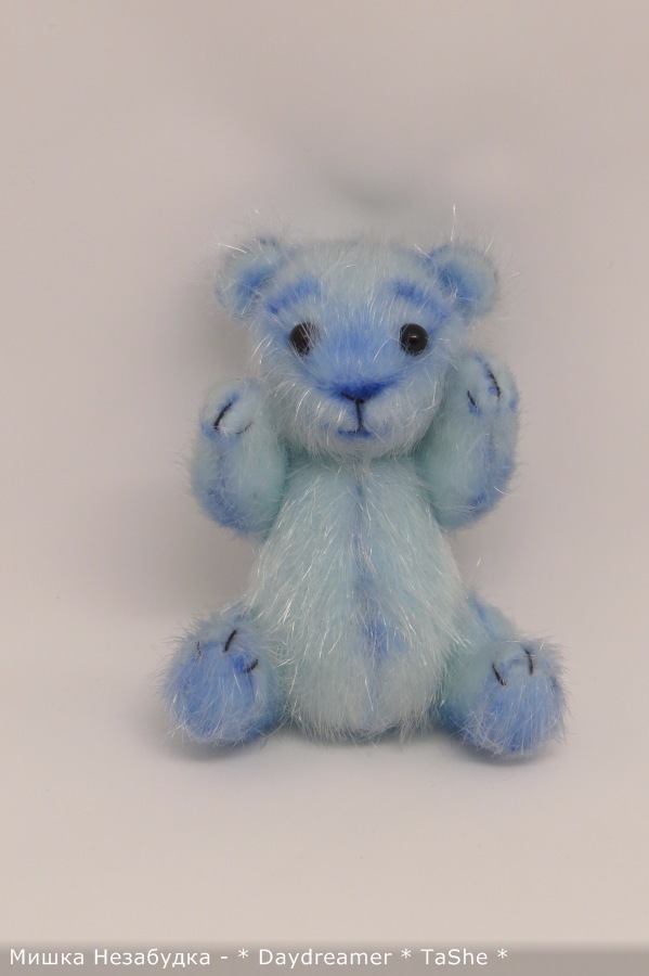 Мишка Незабудка цвета неба в солнечный день