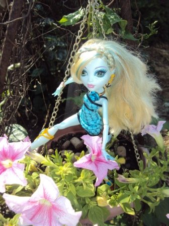 Monster High: Как две красавицы гулять в сад ходили