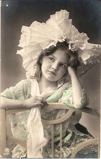 Девочка другой эпохи - милый ангел редчайшей красоты