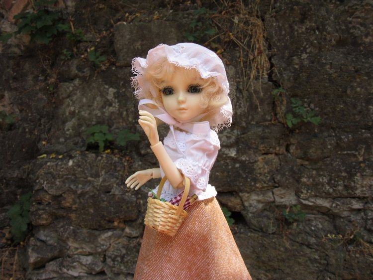 По дороге летним днём Магдалена шла с чепцом