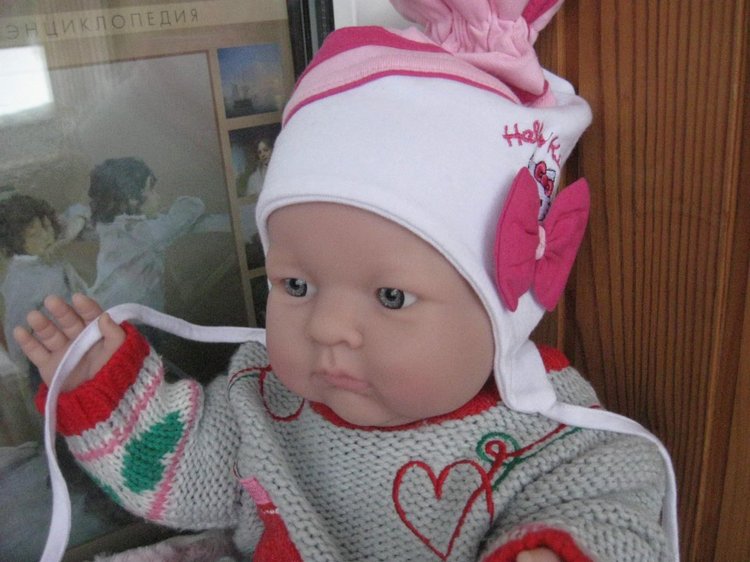 Маленькая Евочка любит наряжаться