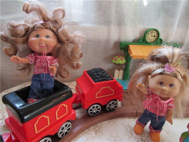 Под весёлый стук колёс мчит по рельсам паровоз. Дым пуская на лету, паровоз гудит: ту – ту (фото 3)