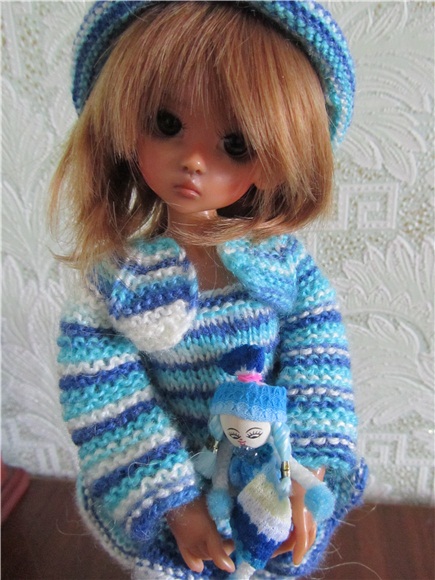 Маленькая девочка ищет своё солнышко