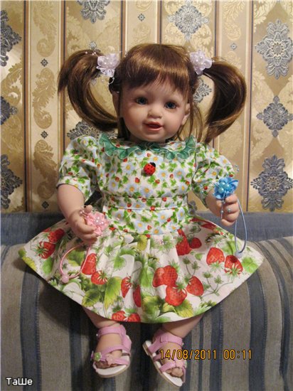 Клубничное настроение среди зимы или "вкусные" платья для виниловых малышек | Бэйбики Клубничное настроение среди зимы или "вкусные" платья для виниловых малышек (фото 2)