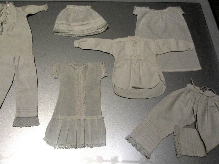 «Мода по-взрослому. Истории из кукольного гардероба» - выставка в Музее-заповеднике «Царицыно» - продолжение - детали. Часть