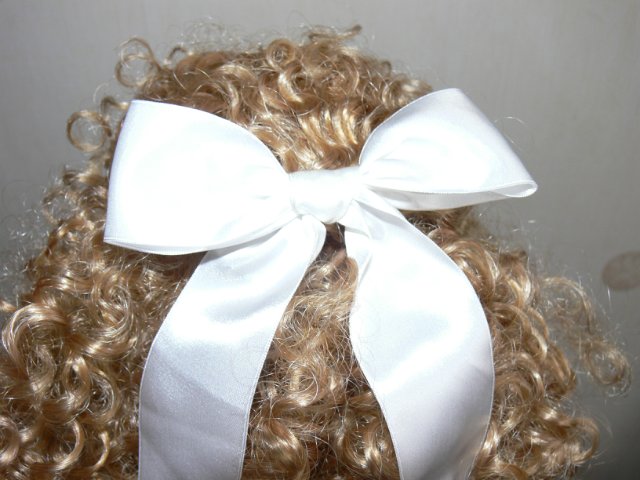 Необыкновенно красивая девушка Harvest Ball, Lee Middleton