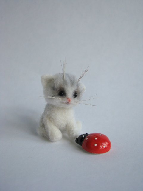 Котёнок Пушинка. Авторская игрушка валянием из шерсти Ольги Чернухо (фото 9)