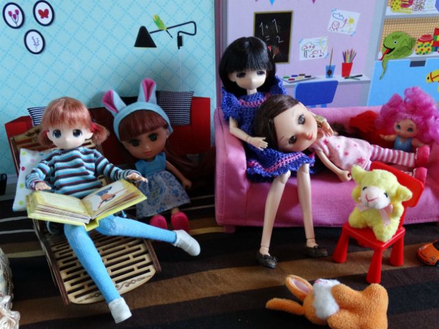 Хорошо, когда у мамы столько кукол и домик для них