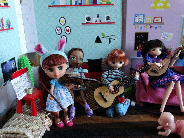 Хорошо, когда у мамы столько кукол и домик для них