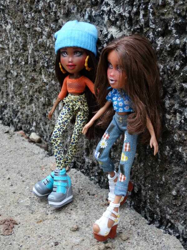 Мои девочки (перерисованные Братц 2015) вышли на улицу