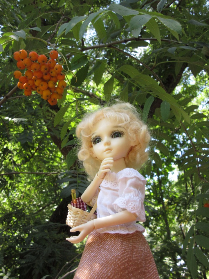 По дороге летним днём Магдалена шла с чепцом