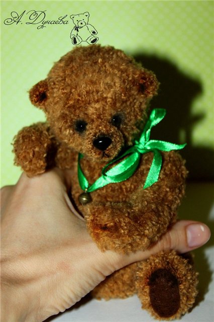 Мишка Алеша, игрушка вязанная крючком
