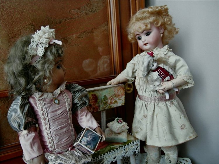 Как моя антикварочка с репликой подружились! А Ваши куколки так дружат (фото 9)
