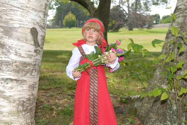 Мне березка нравится - ведь обе мы красавицы! Листья тихо шелестят, меж собою говорят