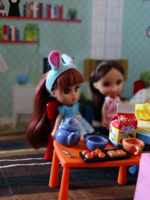 Хорошо, когда у мамы столько кукол и домик для них (фото 7)