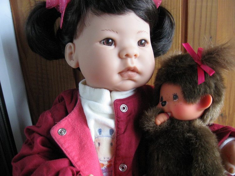 Азиаточка Миддлетончик и её любимые игрушки