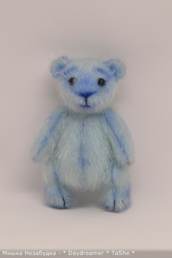 Мишка Незабудка цвета неба в солнечный день