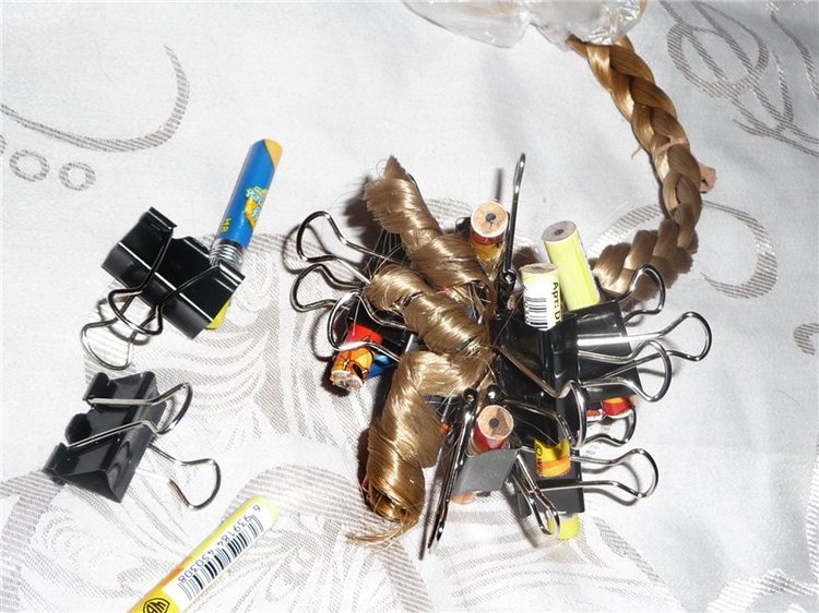 Украшаем прически куклы. Ободок-косичка в новой роли (фото 2)