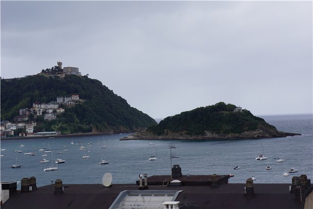 Испанский калейдоскоп. Часть 2. Мадлен (куколка Blythe) в Сан-Себастьяне. Тапасы, Комунак и Санта-Клара | Бэйбики Испанский калейдоскоп. Часть 2. Мадлен (куколка Blythe) в Сан-Себастьяне. Тапасы, Комунак и Санта-Клара (фото 2)