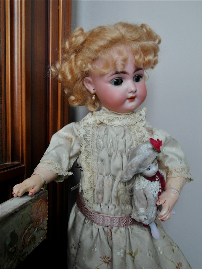 Как моя антикварочка с репликой подружились! А Ваши куколки так дружат (фото 2)