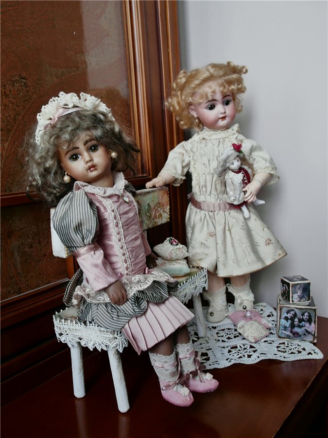 Как моя антикварочка с репликой подружились! А Ваши куколки так дружат (фото 10)