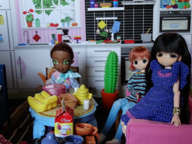 Хорошо, когда у мамы столько кукол и домик для них (фото 9)