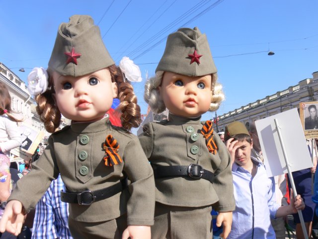 Праздник Победы и шествие Бессмертного полка в Санкт Петербурге с девчонками Gotz