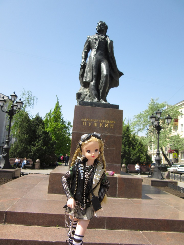 Первое мая. Сложно быть бунтарем, когда ты - милая девочка