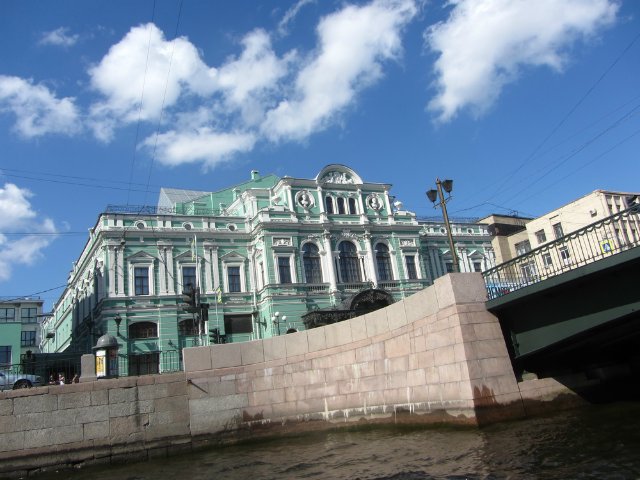 Приглашаем на водную экскурсию по Петербургу