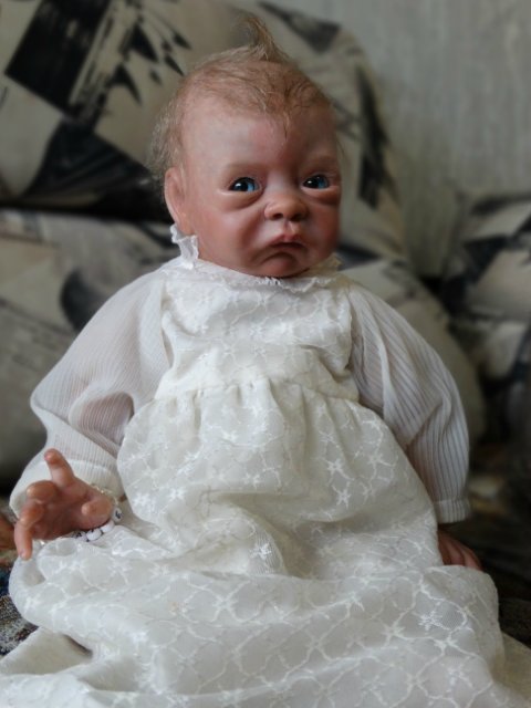 Малышка реборн Пейдж примеряет крестильное платье (фото 9)