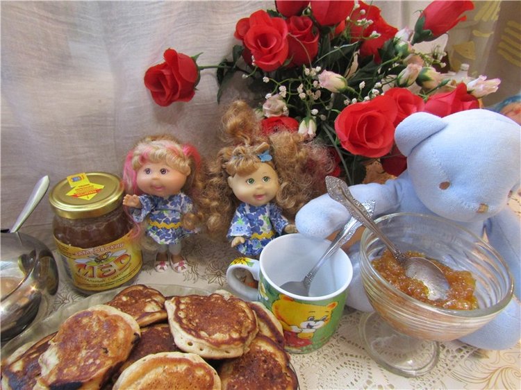 Вкусные у бабушки блинчики-оладушки. С маслом и с вареньем, со сметаной съем я
