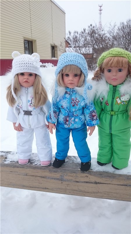 Мы в костюмчиках стоим,скоро Вас мы навестим!Открывайте ворота,выбегает детвора